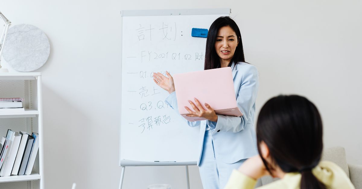 Alat Presentasi untuk Ruang Meeting, Kelas, dan Outdoor, Mana yang Tepat untuk Situasi Anda?