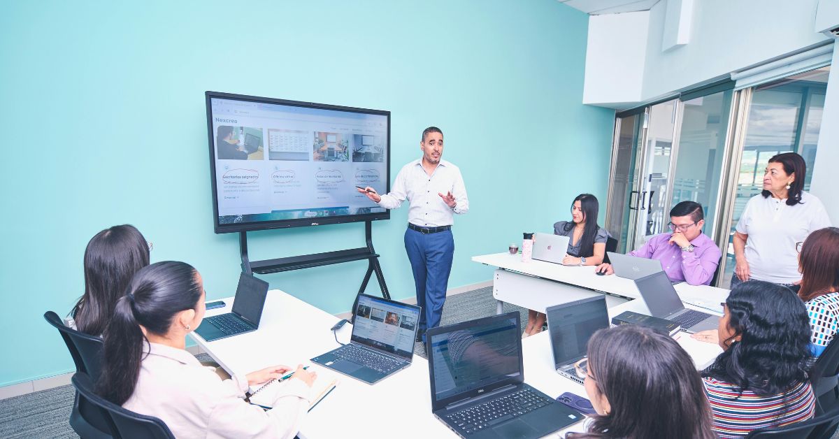 Beda Prezi dengan PowerPoint Biasa