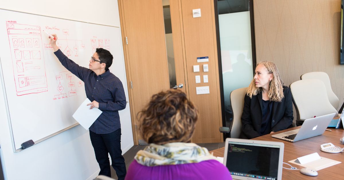 Coaching Public Speaking vs. Kursus Biasa, Mana yang Lebih Efektif untuk Karier Anda?