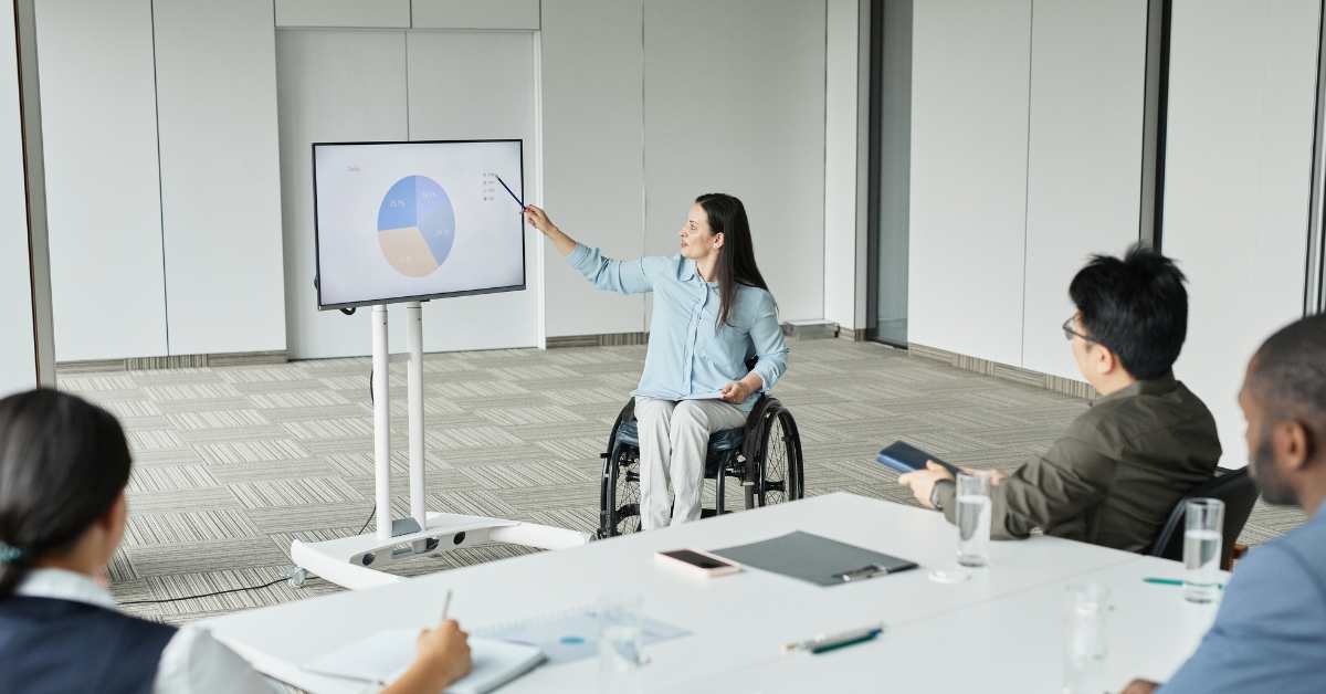 6 Pose Duduk yang Baik Saat Presentasi: Aturan untuk Meeting Offline vs Webinar, Apa Bedanya?